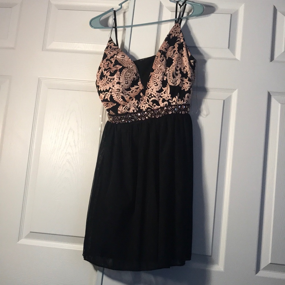 Really cute for a party or school dance.